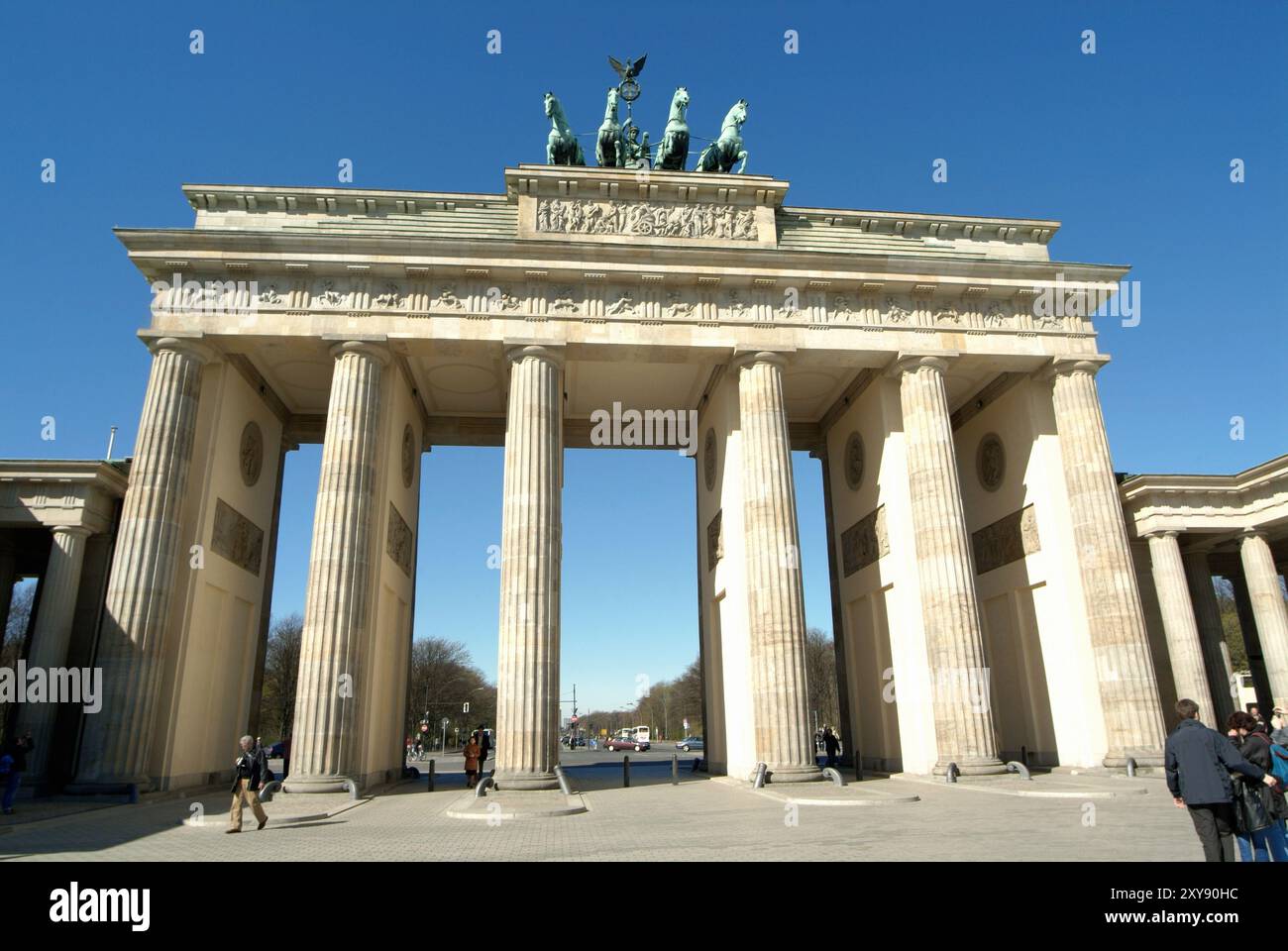 Brandenburger Tor vom Pariser Platz. Das Tor wurde 1788-91 nach Plänen von C. G. Langhans gebaut, basierend auf dem Propylaeum des ACR Stockfoto