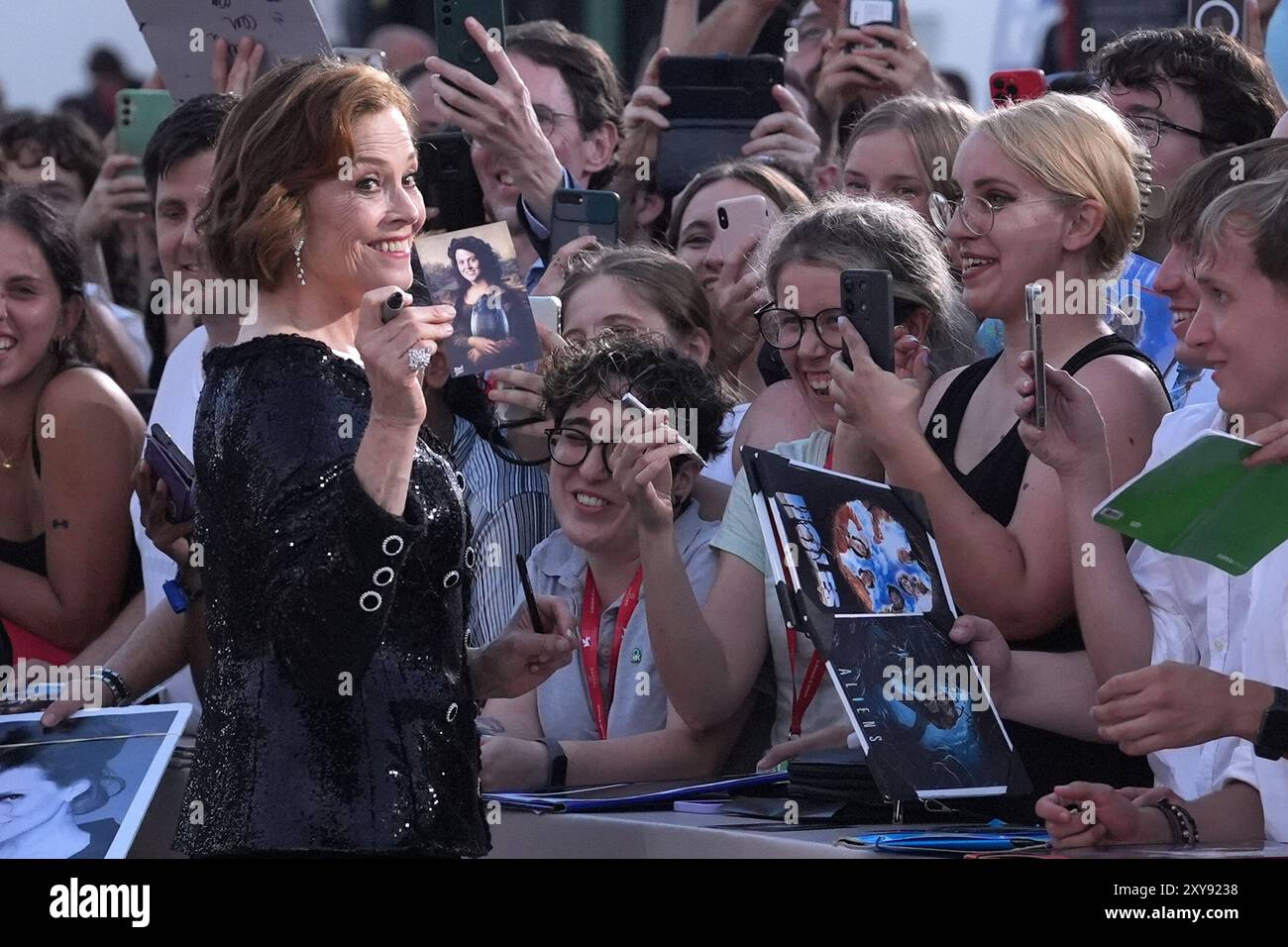 Venedig, Italien. August 2024. Sigourney Weaver erhält den goldenen Löwenpreis beim 81. Internationalen Filmfestival Venedig in Venedig, Italien. August 2024 . (Foto: Gian Mattia D'Alberto/LaPresse) Credit: LaPresse/Alamy Live News Stockfoto