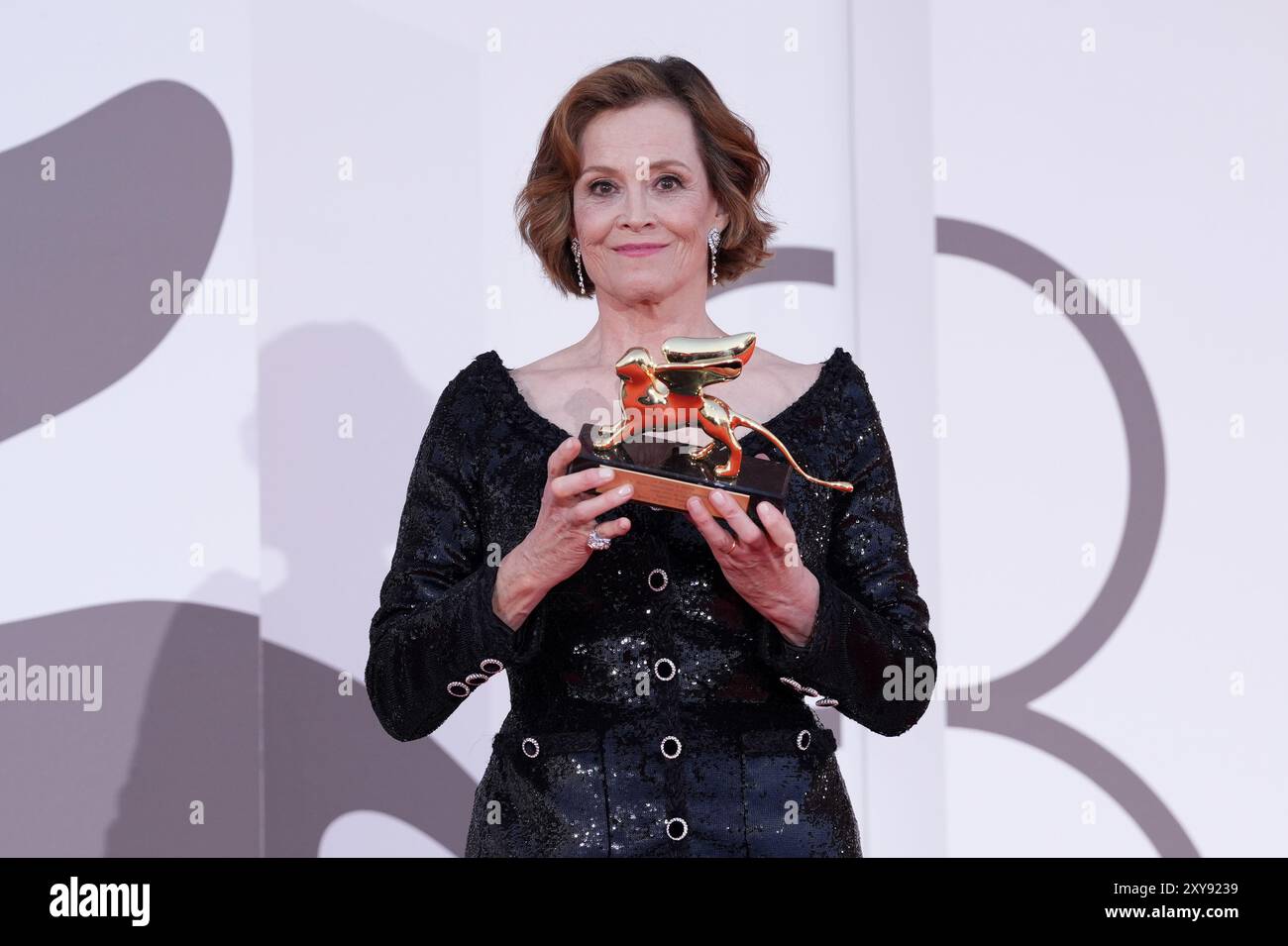 Venedig, Italien. August 2024. Sigourney Weaver erhält den goldenen Löwenpreis beim 81. Internationalen Filmfestival Venedig in Venedig, Italien. August 2024 . (Foto: Gian Mattia D'Alberto/LaPresse) Credit: LaPresse/Alamy Live News Stockfoto