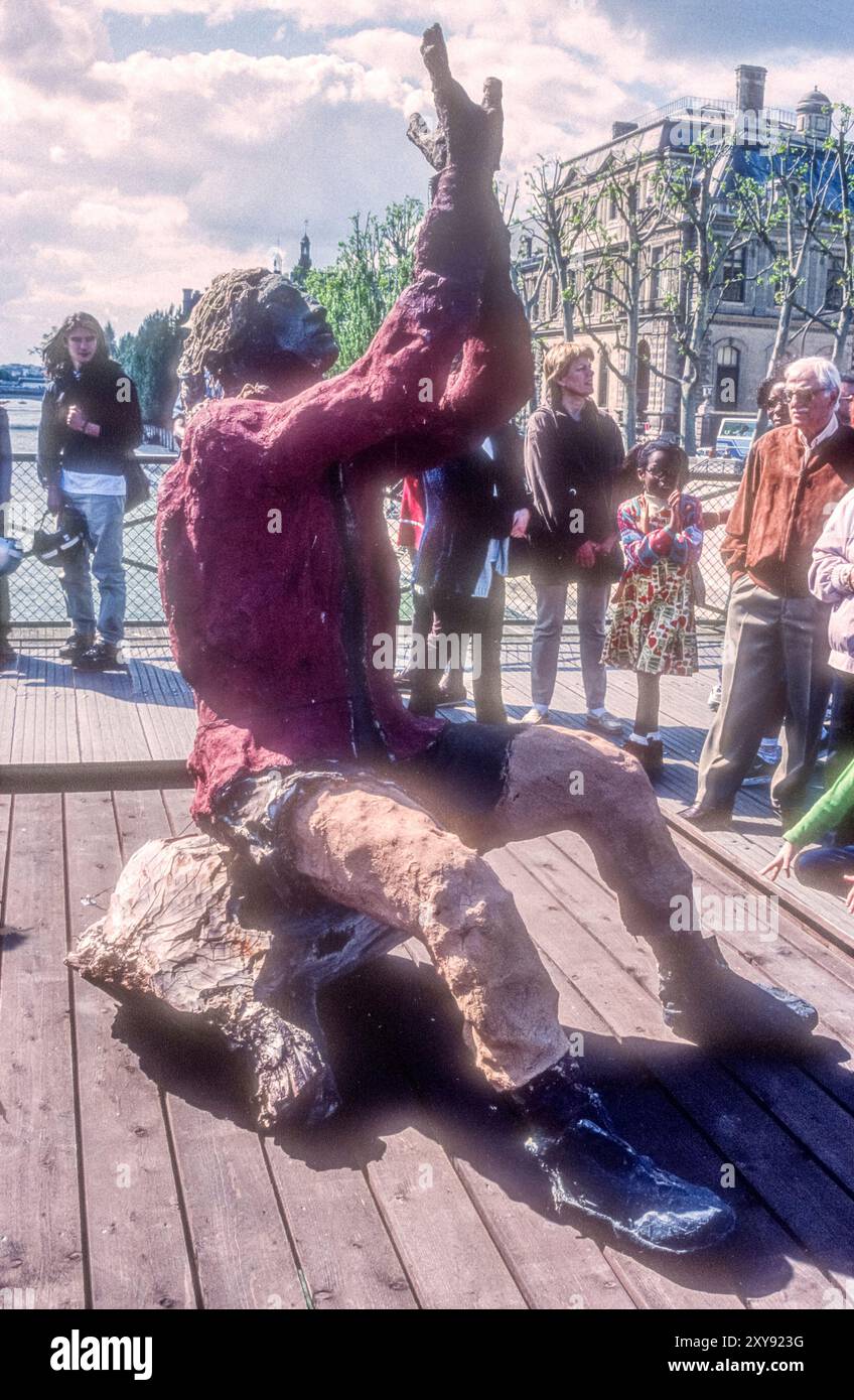 1999 Archivfoto von Menschen, die Skulpturen von Ousmane Sau betrachten, auf der Pont des Arts in Paris. Stockfoto