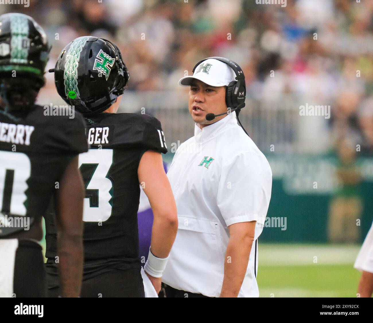 August 24, 2024: Hawaii Rainbow Warriors head coach Timmy Chang talks with Hawaii Rainbow Warriors quarterback Brayden Schager #13 before kickoff the NCAA football game between the Delaware State Hornets and the University of Hawaii Rainbow Warriors at Clarence T.C. Ching Complex in Honolulu, Hawaii. Glenn Yoza/CSM (Credit Image: © Glenn Yoza/Cal Sport Media) (Cal Sport Media via AP Images) Stockfoto