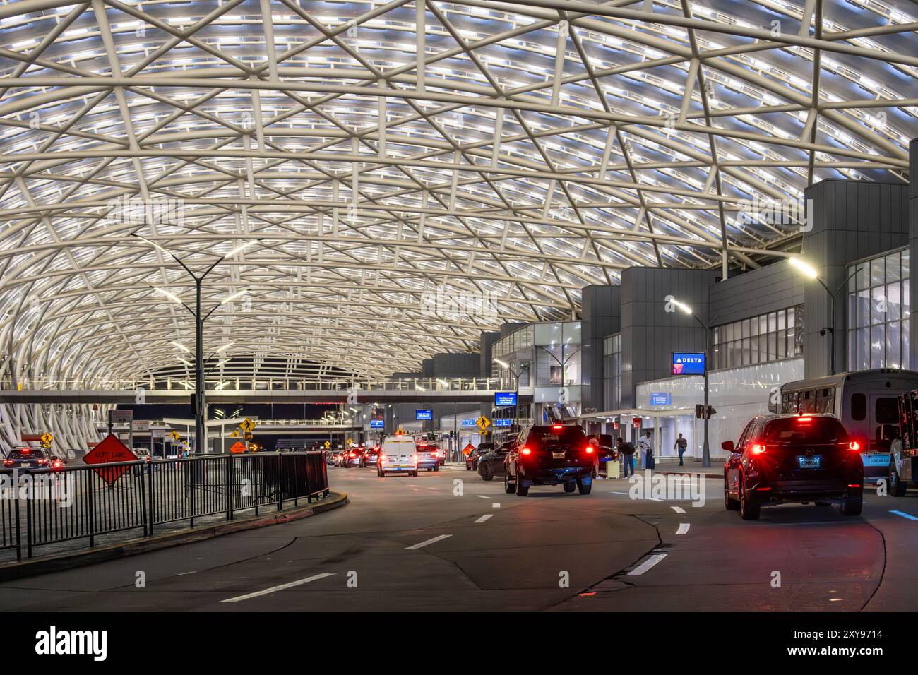Autoverkehr unter dem beleuchteten Dach am internationalen Flughafen Atlanta, Georgia's Hartsfield-Jackson Atlanta, dem meistbesuchten Flughafen der Welt. (USA) Stockfoto
