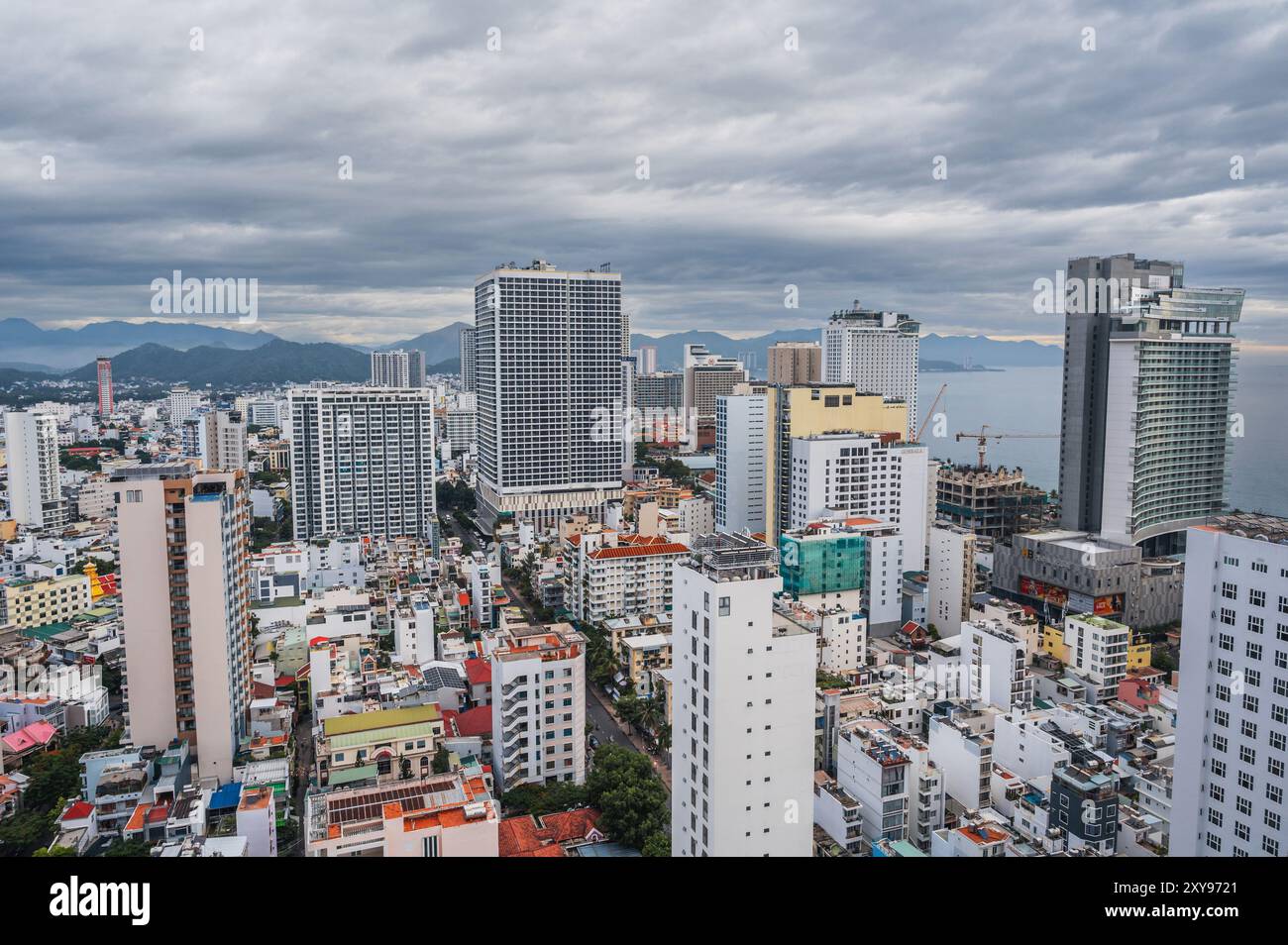 Panoramablick von oben von einer Drohne auf den Ferienort Nha Trang Stadt in Vietnam an einem Sommertag mit bewölktem Himmel. Nha Trang, Vietnam - 18. Juli 2024 Stockfoto