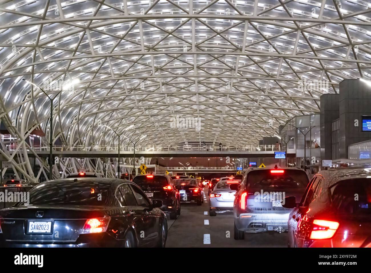 Starker Verkehr entlang des Inlandsterminals South in Atlanta, Georgia's Hartsfield-Jackson Atlanta International Airport, dem meistbesuchten Flughafen der Welt. (USA) Stockfoto