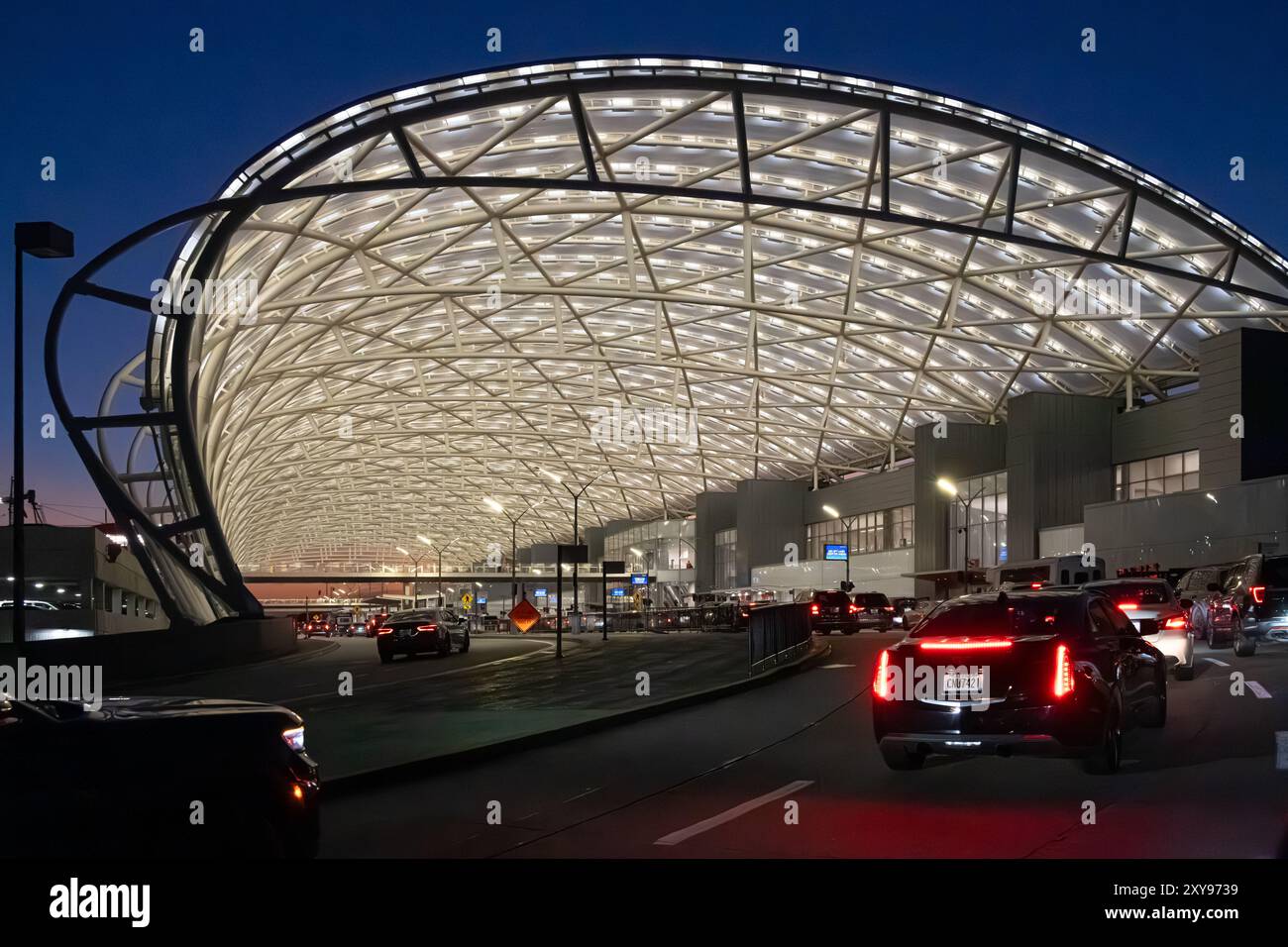 Beleuchtetes Vordach am Inlandsterminal des internationalen Flughafens Hartsfield-Jackson Atlanta Süd in Atlanta, Georgia. (USA) Stockfoto