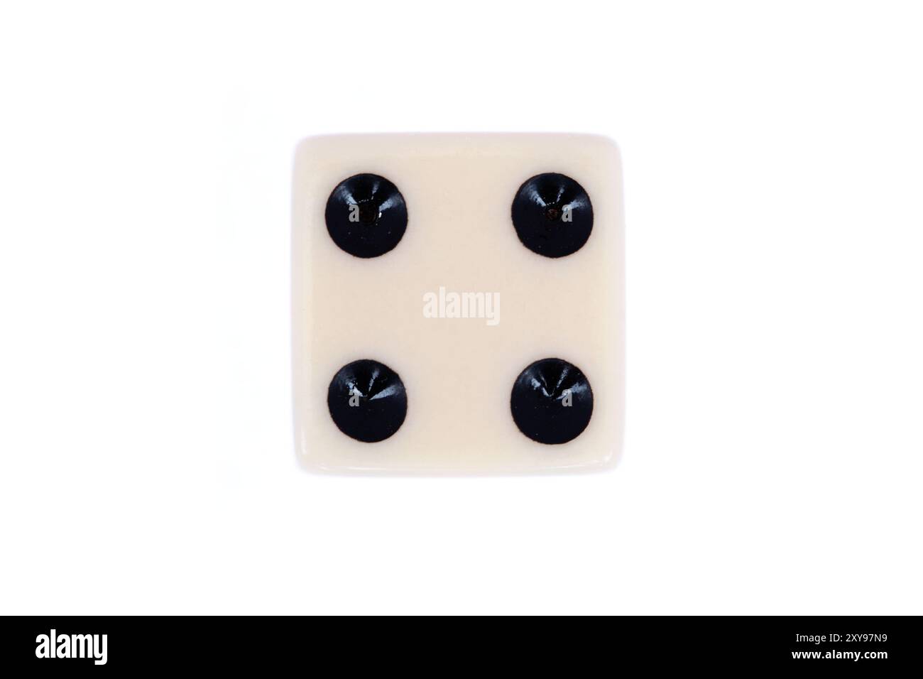 Weiße Würfel mit vier schwarzen Punkten isoliert auf weiß. Top-Down-Ansicht von Nummer 4 in einer Serie von Würfelbildern Stockfoto