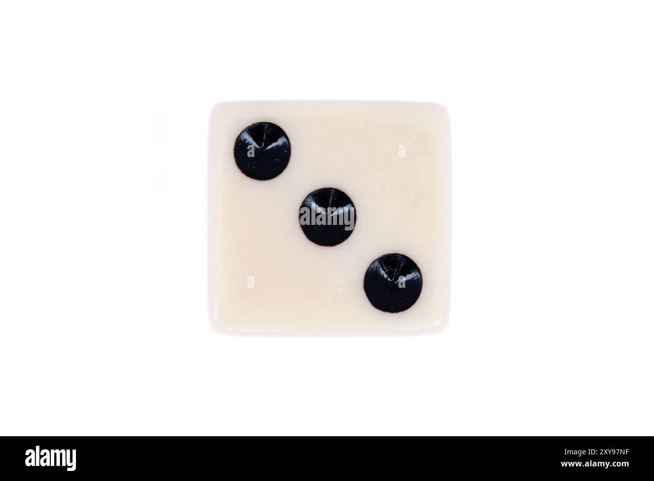 Weiße Würfel mit drei schwarzen Punkten isoliert auf weiß. Top-Down-Ansicht von Nummer 3 in einer Serie von Würfelbildern Stockfoto