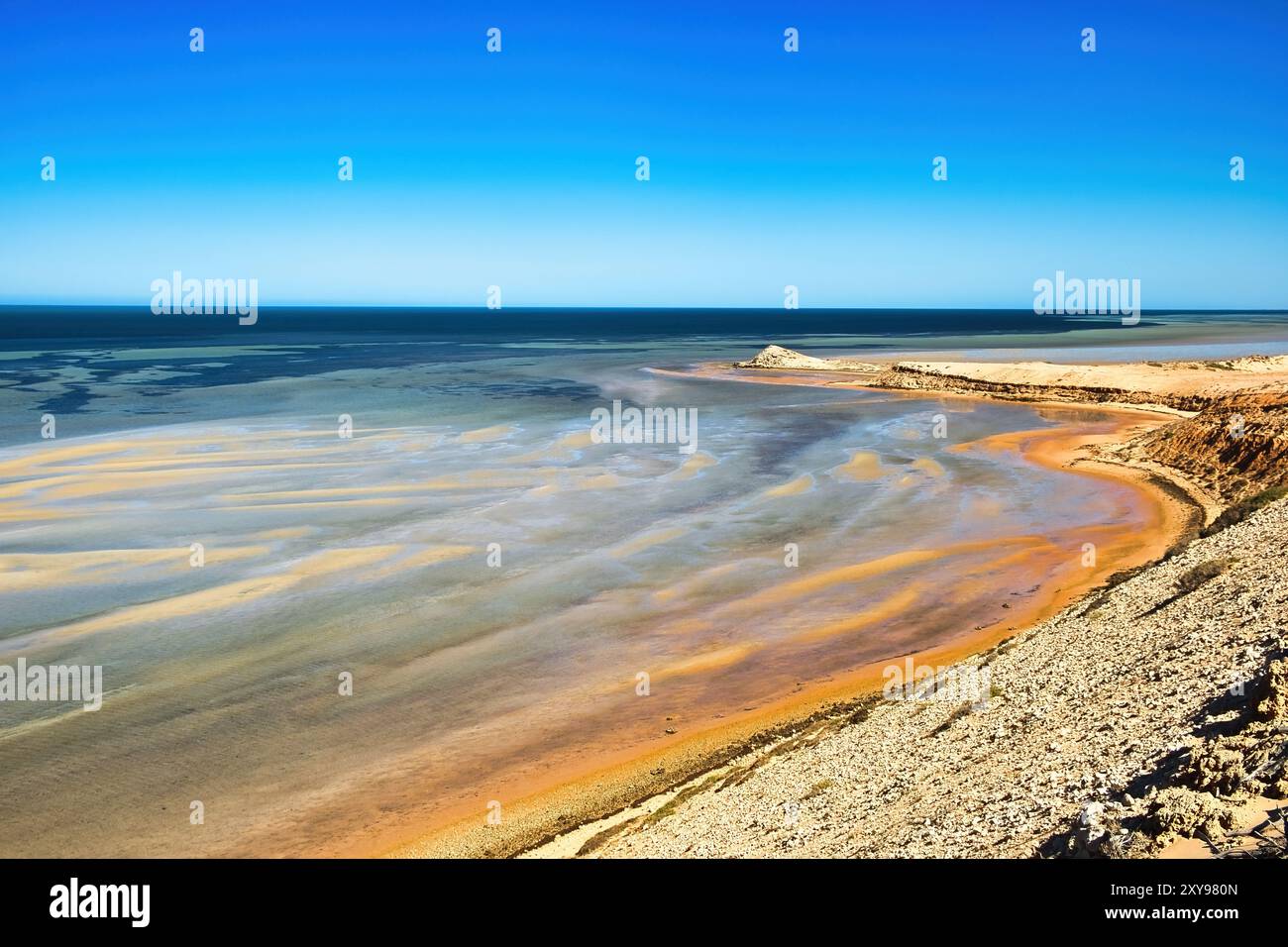 Sandbänke, rostroter Eisensand und niedrige Kalksteinklippen an der seichten Küste von Eagle Bluff, Shark Bay, Denham, Western Australia. Stockfoto