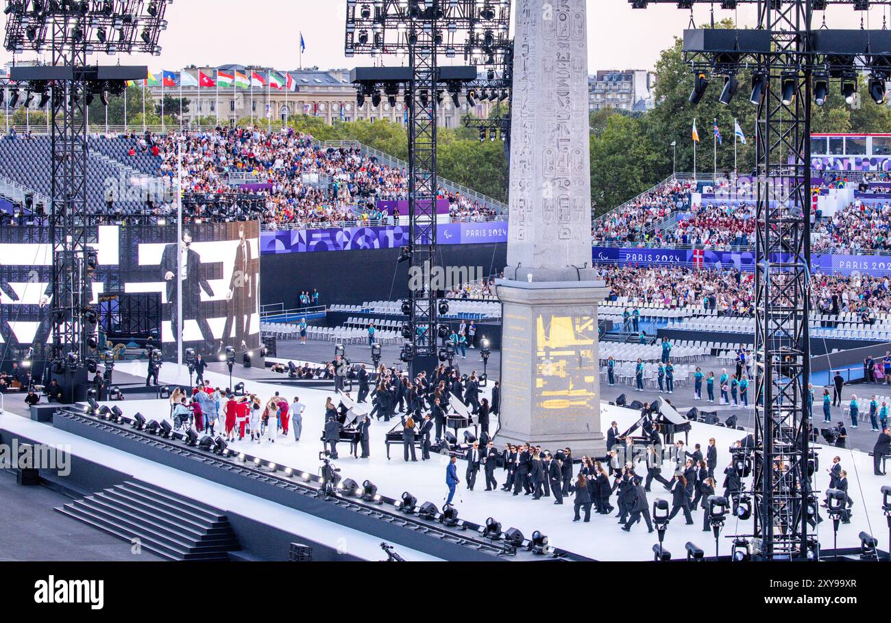 Paris, Frankreich. August 2024. Paralympics, Paris 2024, Eröffnungszeremonie, Place de la Concorde. Die Eröffnungszeremonie der Pariser Paralympics 2024 beginnt mit einer Tanz- und Musikshow. Quelle: Jens Büttner/dpa/Alamy Live News Stockfoto