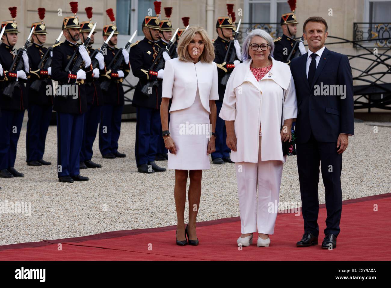 Paris, Frankreich. August 2024. Der französische Präsident Emmanuel Macron und seine Frau Brigitte Macron begrüßen die Generalgouverneur von Kanada Mary Jeannie May Simon anlässlich der Eröffnung der Paralympischen Spiele am 28. August 2024 im Elysee-Präsidentenpalast in Paris. Quelle: Bernard Menigault/Alamy Live News Stockfoto