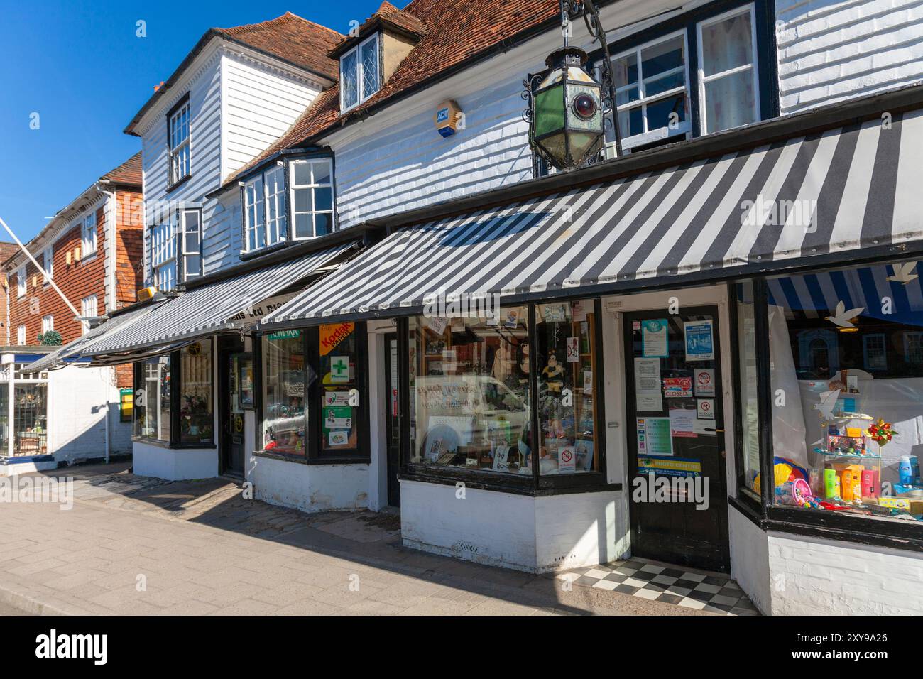 Großbritannien, England, Kent, Tenterden, die High Street mit traditioneller Apotheke und Florist Stockfoto
