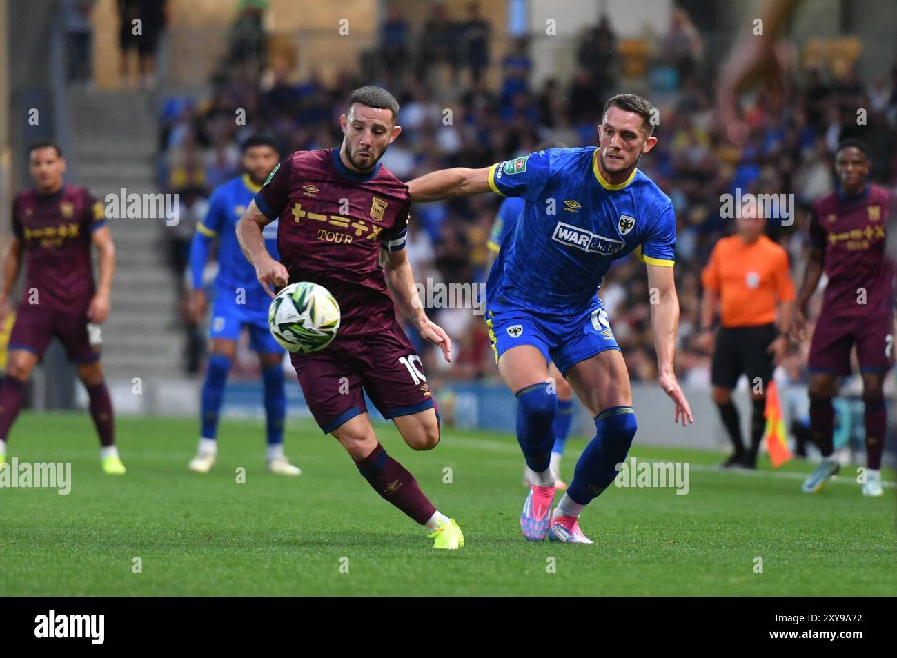 London, England. August 2024. Conor Chaplin von Ipswich Town und James Ball vom AFC Wimbledon während der zweiten Runde des Carabao Cup zwischen dem AFC Wimbledon und Ipswich Town im Cherry Red Records Stadium in London. Kyle Andrews/Alamy Live News Stockfoto