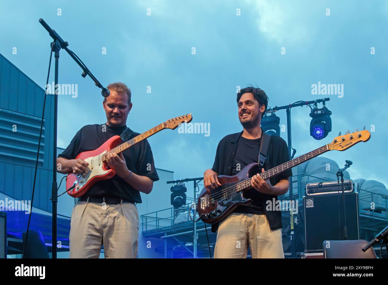 Pat Kalla und das Super Mojo im Konzert für das Einladungsfestival im Keller Vignerons du Pays von Enserune. Cazouls-Les-Beziers, Occitanie, Frankreich Stockfoto