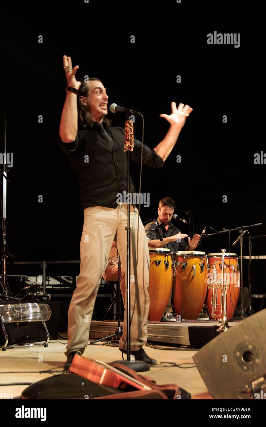 Alfredo Buendia y los Picaflores im Konzert für die Festival-Einladungen in der Domaine de La Vidalle. Vendres, Occitanie, Frankreich Stockfoto