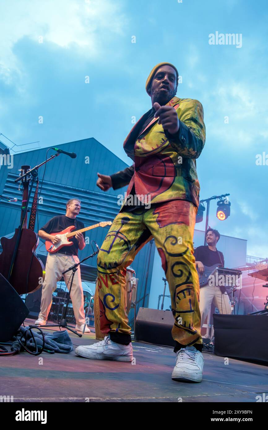 Pat Kalla und das Super Mojo im Konzert für das Einladungsfestival im Keller Vignerons du Pays von Enserune. Cazouls-Les-Beziers, Occitanie, Frankreich Stockfoto