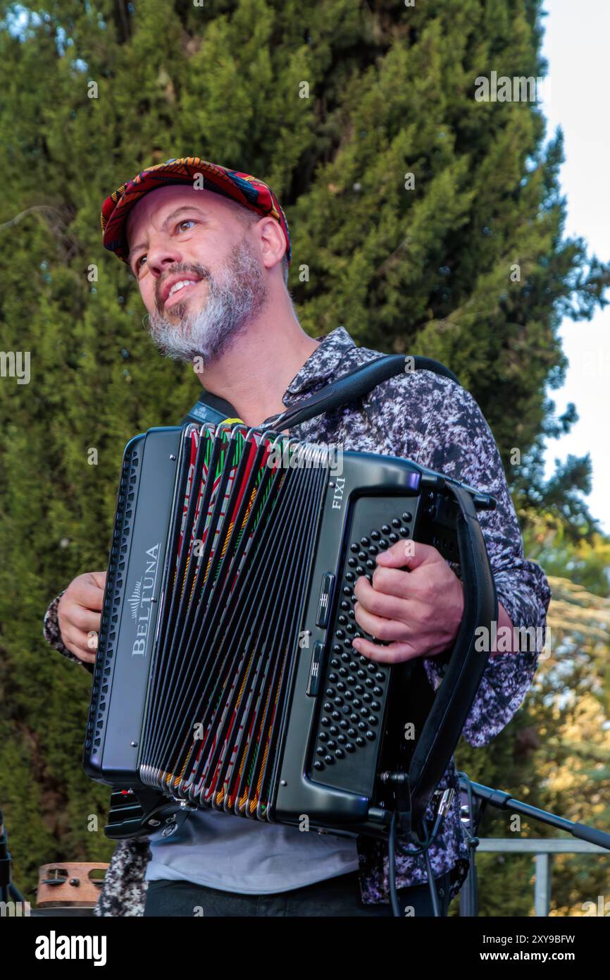 T.R.O im Konzert für das Festival der Einladungen, im Oppidum d'Enserune. Nissan-lez-Enserune, Occitanie, Frankreich Stockfoto