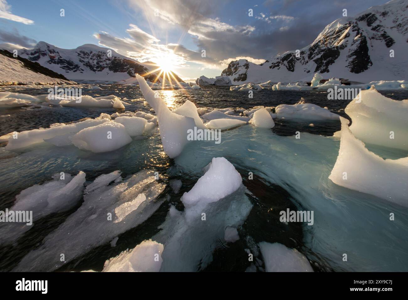 Sonnenuntergang über Bergeis vor der Küste von Danco Island, Antarktis. Stockfoto