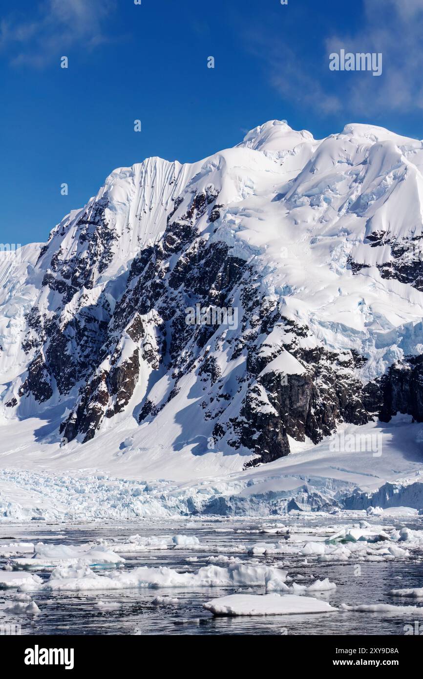 Blick auf das ruhige Meer und die reflektierten Berge rund um die Paradise Bay auf der westlichen Seite der Antarktischen Halbinsel. Stockfoto