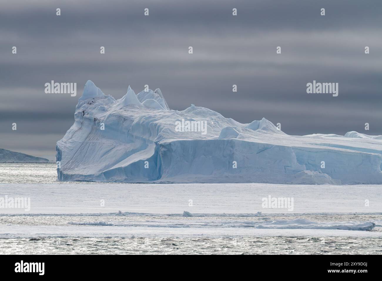 Tabellarische Eisberge im und um das Weddellmeer während der Sommermonate, Antarktis, Südpolarmeer. Stockfoto