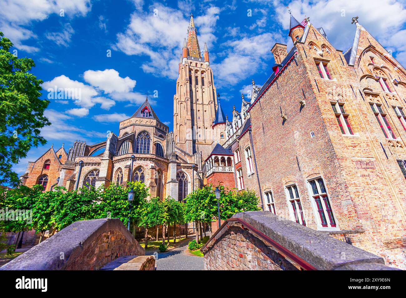 Brügge, Belgien: Kirche unserer Lieben Frau (Vrouwekerk) und Bonifacius-Brücke an einem schönen, sonnigen Tag, Westflandern, Europa Stockfoto