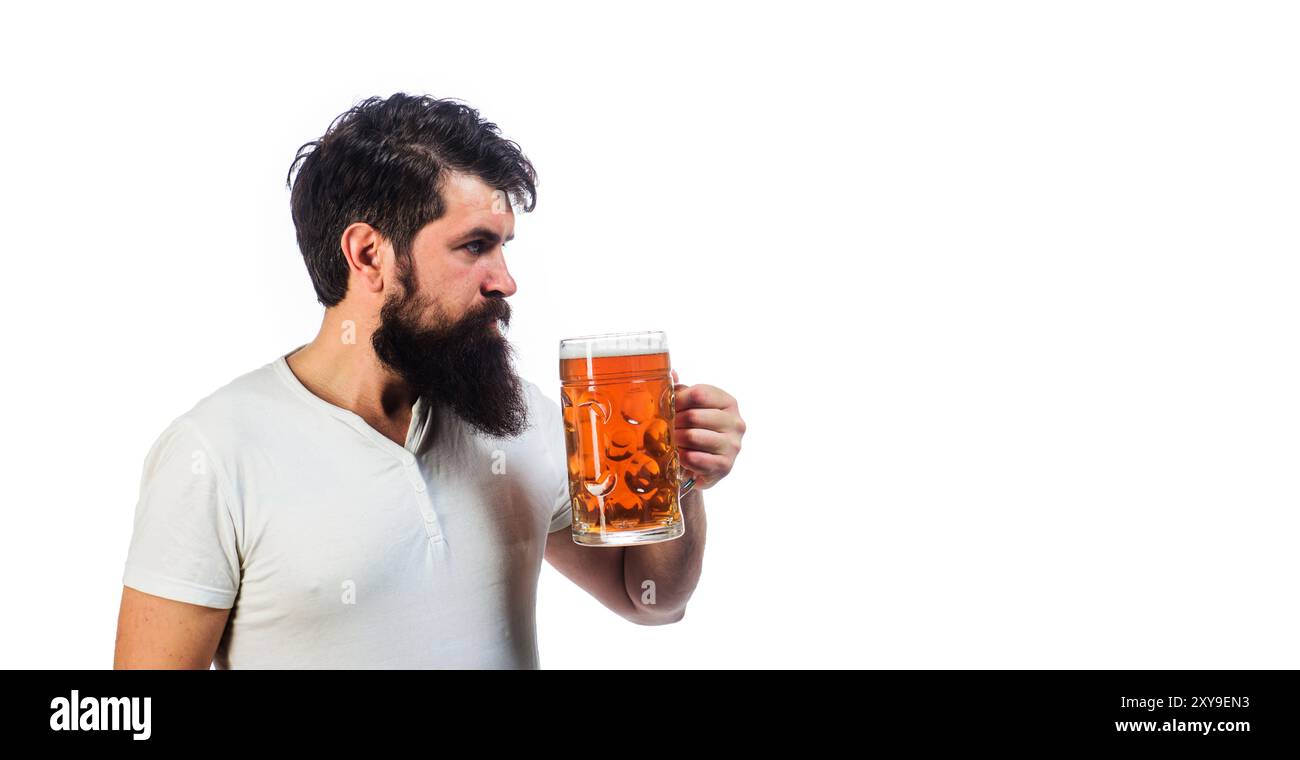 Bier für Pub und Bar. Bärtiger Mann in weißem T-Shirt, der frisch gebrautes Bier schmeckt. Gutaussehender Mann mit einer Tasse leckerem Craft-Bier. Trinken, Alkohol und Freizeit. Stockfoto