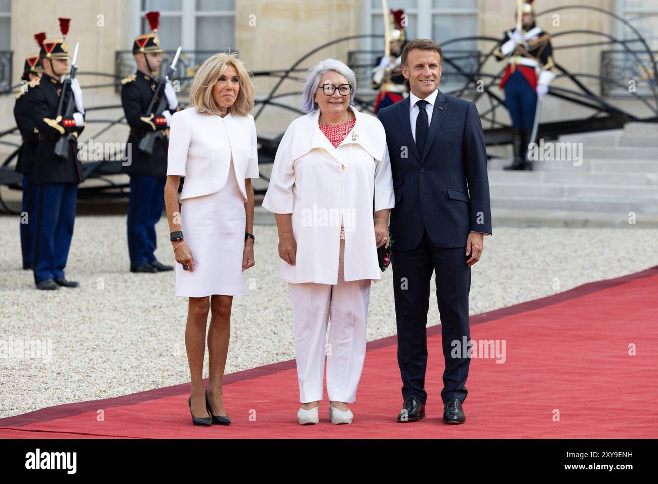 Paris, Frankreich. August 2024. Der französische Präsident Emmanuel Macron und seine Frau Brigitte Macron posieren für ein Foto mit der Generalgouverneur von Kanada Mary Jeannie May Simon am 28. August 2024 im Elysee-Präsidentenpalast in Paris während eines Empfangs von Staats-, Regierungs- und internationalen Organisationen im Rahmen der Eröffnung der Paralympischen Spiele 2024. Foto: Raphael Lafargue/ABACAPRESS. COM Credit: Abaca Press/Alamy Live News Stockfoto
