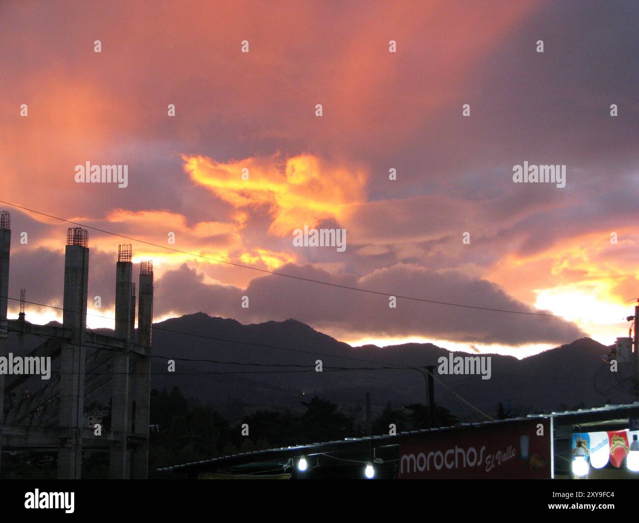 Ein Blick auf den Sonnenuntergang über den Bergen von der Messe in Loja, Ecuador Stockfoto