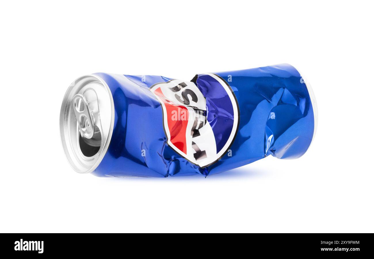 Chisinau, MOLDAWIEN – 28. August 2024: Soda-Dose aus zerkleinertem Aluminium mit Pepsi-Logo auf weiß isoliert. Offene leere, zerknitterte Dose der berühmten alkoholfreien Marke Stockfoto