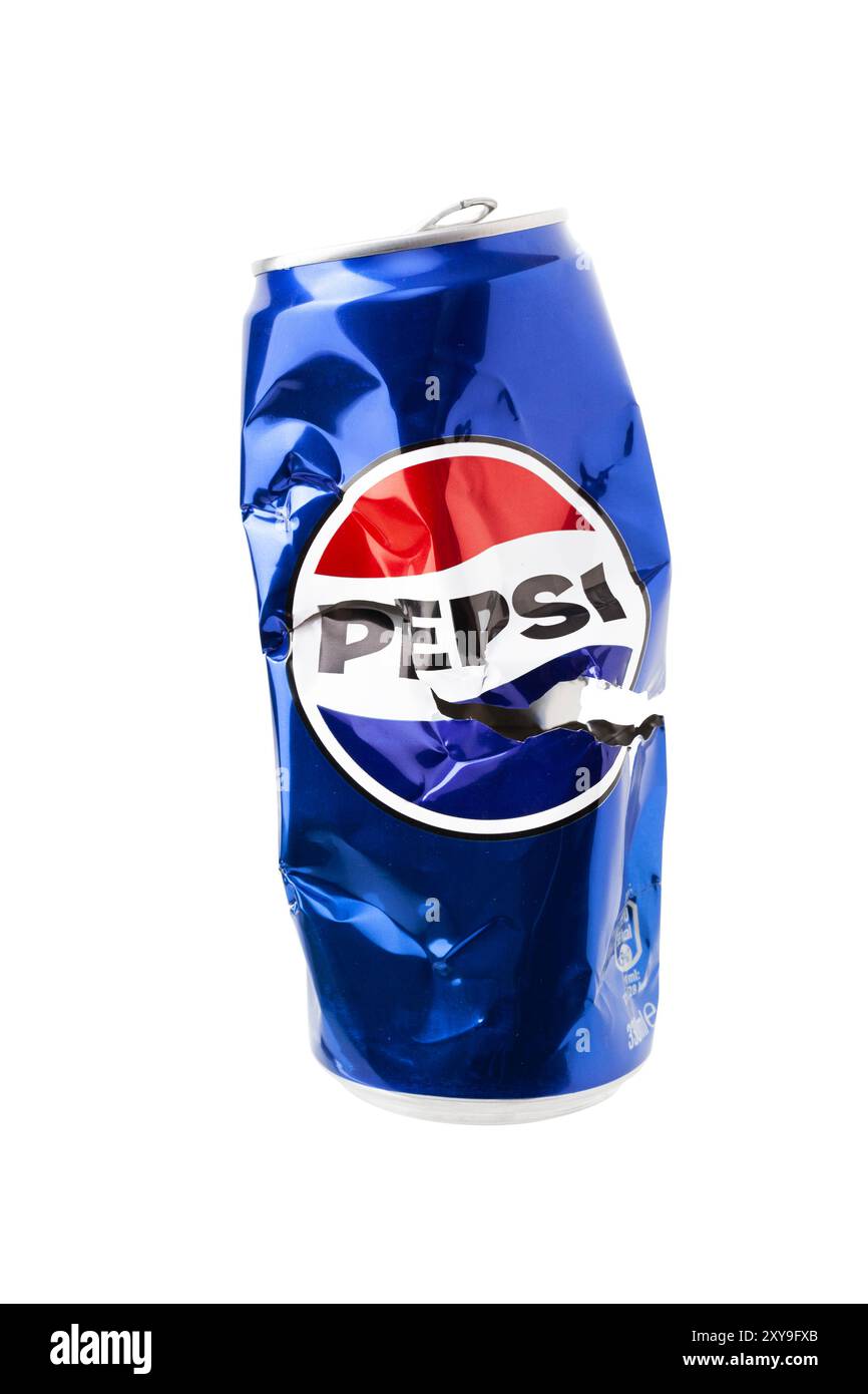 Chisinau, MOLDAWIEN – 28. August 2024: Soda-Dose aus zerkleinertem Aluminium mit Pepsi-Logo auf weiß isoliert. Offene leere, zerknitterte Dose der berühmten alkoholfreien Marke Stockfoto