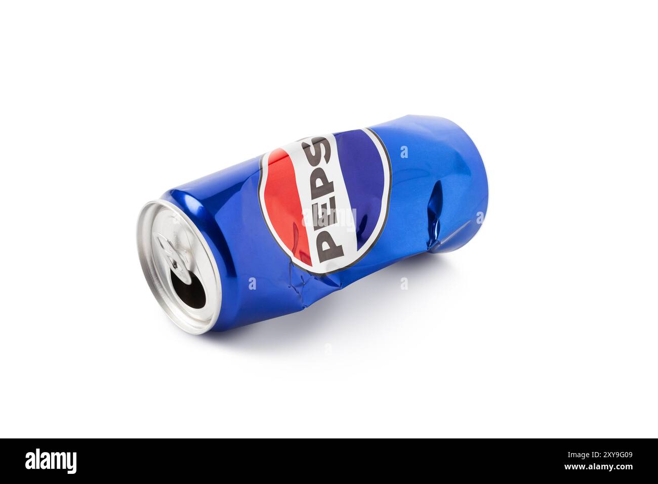 Chisinau, MOLDAWIEN – 28. August 2024: Soda-Dose aus zerkleinertem Aluminium mit Pepsi-Logo auf weiß isoliert. Offene leere, zerknitterte Dose der berühmten alkoholfreien Marke Stockfoto