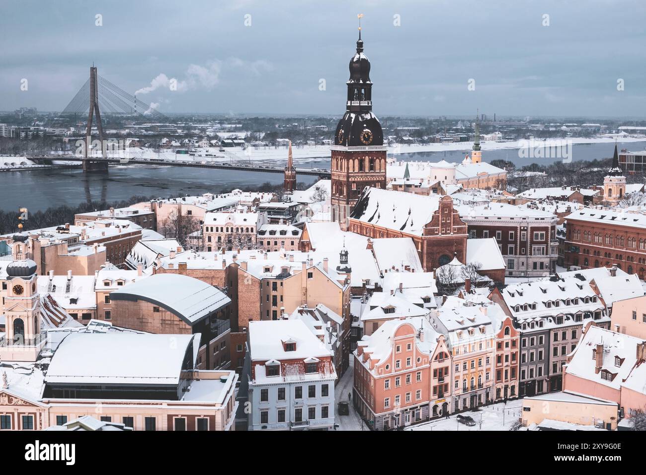 Blick vom Turm der Peterskirche in Riga, Lettland, an einem verschneiten Wintertag Stockfoto