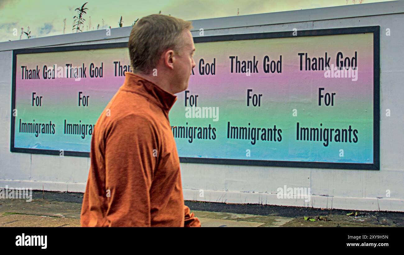 Glasgow, Schottland, Großbritannien. August 2024. „Gott sei Dank für die Einwanderer“-Plakate sind über der Stadt im West- und Ostende erschienen Die gleichen Plakate wurden auch in Bristol und Birmingham berichtet. Credit Gerard Ferry /Alamy Live News Stockfoto