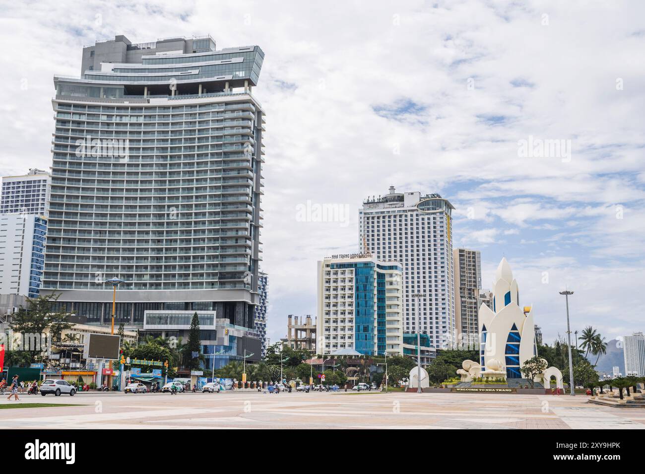 Der zentrale Platz der Stadt Nha Trang in Vietnam mit der Thap Tram Huong Lotus Tower an einem Sommertag. Nha Trang, Vietnam - 22. Juli Stockfoto