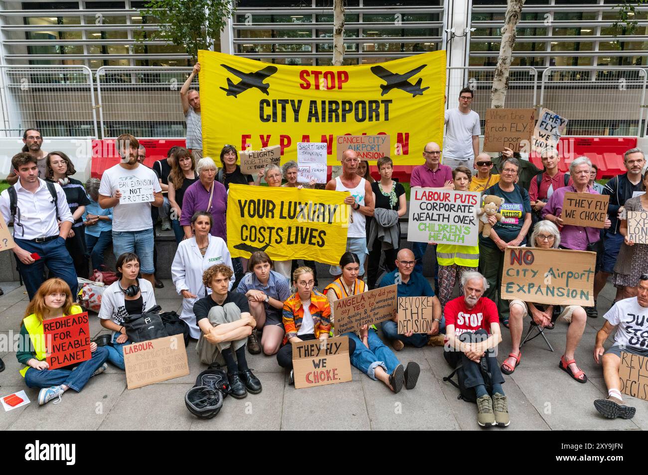 London, Großbritannien. August 2024. Klimaaktivisten von Fossil Free London demonstrieren gegen die Labour-Partei, die den Ausbau des Flughafens London City außerhalb des Department for Levelling Up, Housing and Communities genehmigt. Anrede: Andrea Domeniconi/Alamy News Stockfoto