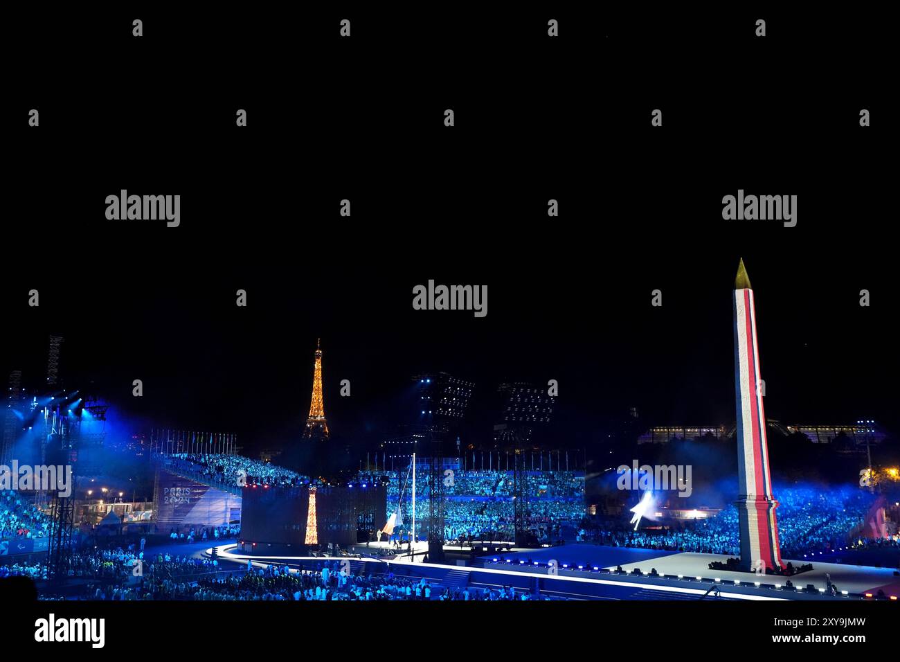 Die französische Flagge wurde während der Eröffnungszeremonie der Paralympischen Spiele 2024 am Place de la Concorde auf den Obelisken von Luxor projiziert. Bilddatum: Mittwoch, 28. August 2024. Stockfoto