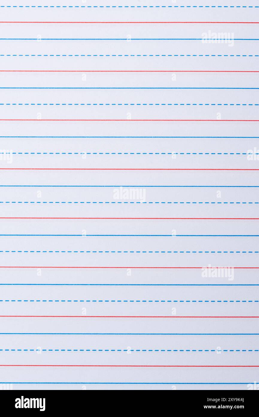 Notizbuchseite mit roter und blauer Linienraster Nahansicht Stockfoto
