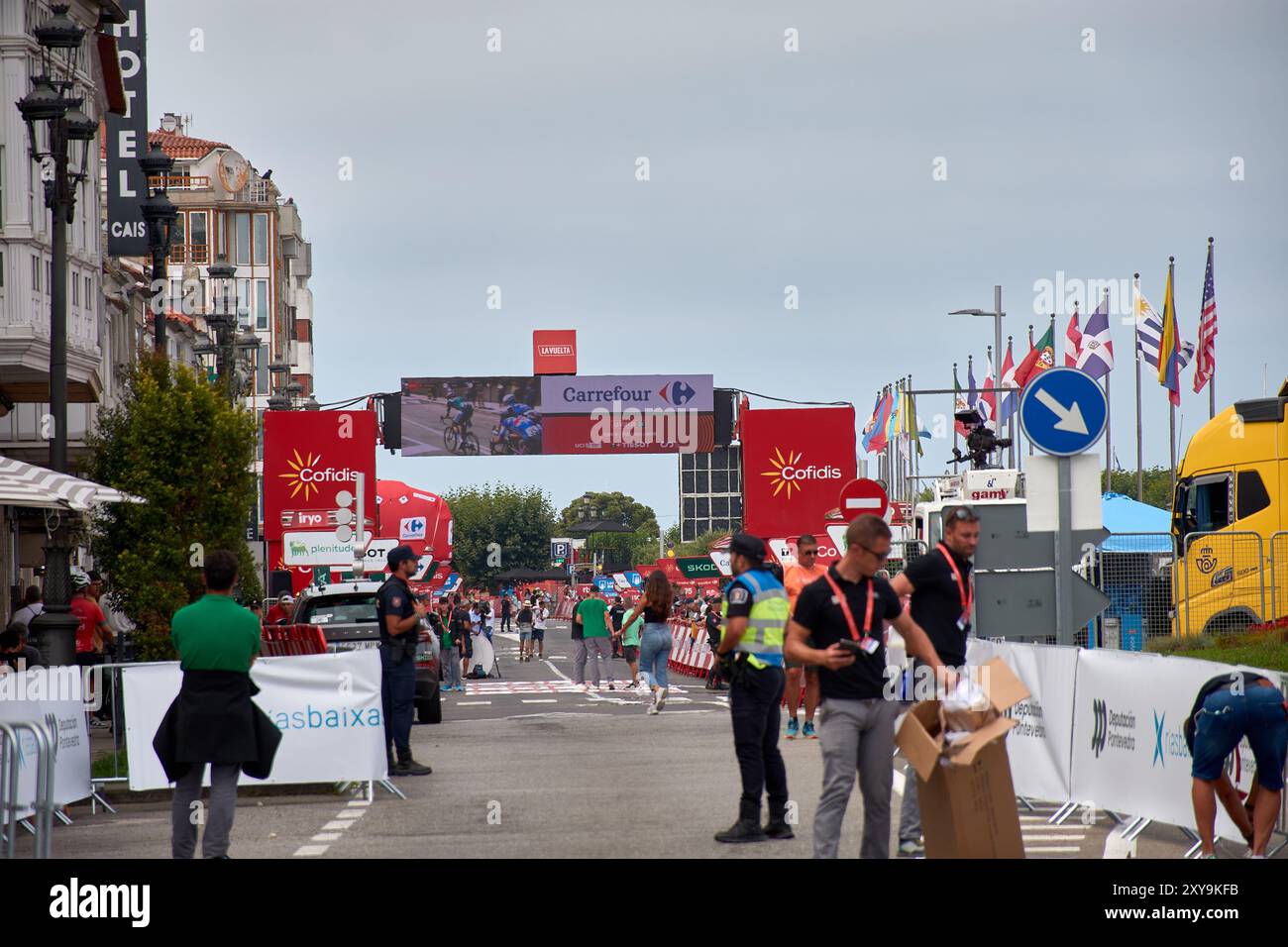 Bayona, Pontevedra, Spanien; 27. August 2024; Ein umfassender Blick auf die Ziellinie in Bayona während einer Etappe der Vuelta a España. Die Szene ist lebendig wi Stockfoto