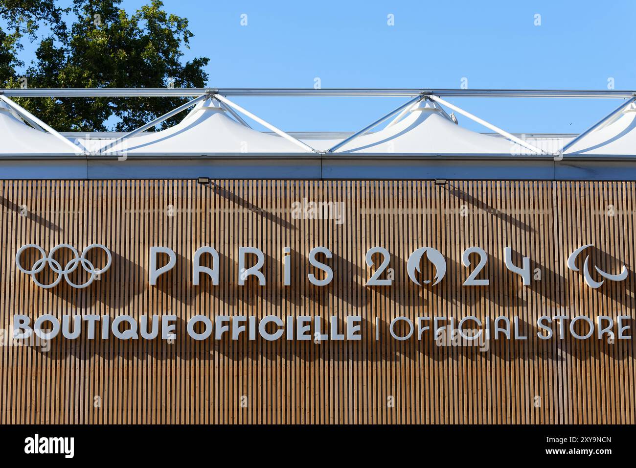 Das offizielle Geschäft der Olympischen Spiele 2024 in Paris in der Champs Elysees Avenue im 8. Bezirk von Paris. Stockfoto