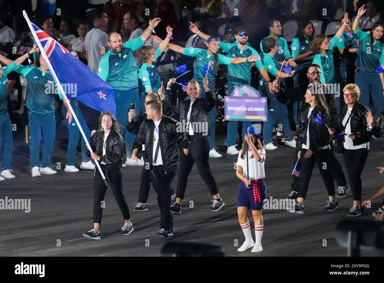 Paris, Frankreich. August 2024. PARIS, FRANKREICH – 28. AUGUST: Anna Grimaldi und Cameron Leslie, die Flaggenträger des Teams Neuseeland, halten ihre Nationalflagge, während sie während der Eröffnungszeremonie der Paralympischen Spiele Paris 2024 am Place de la Concorde am 28. August 2024 in Paris, Frankreich, paraden. (Foto von Patrick Goosen/BSR Agency) Credit: BSR Agency/Alamy Live News Stockfoto