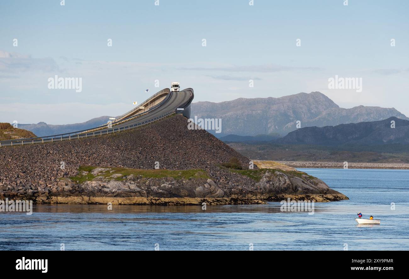 Atlantic Ocean Road mit einer berühmten Storseisundet Bridge. Malerische Naturlandschaft im Norden Norwegens und moderner Autobahnbau Stockfoto