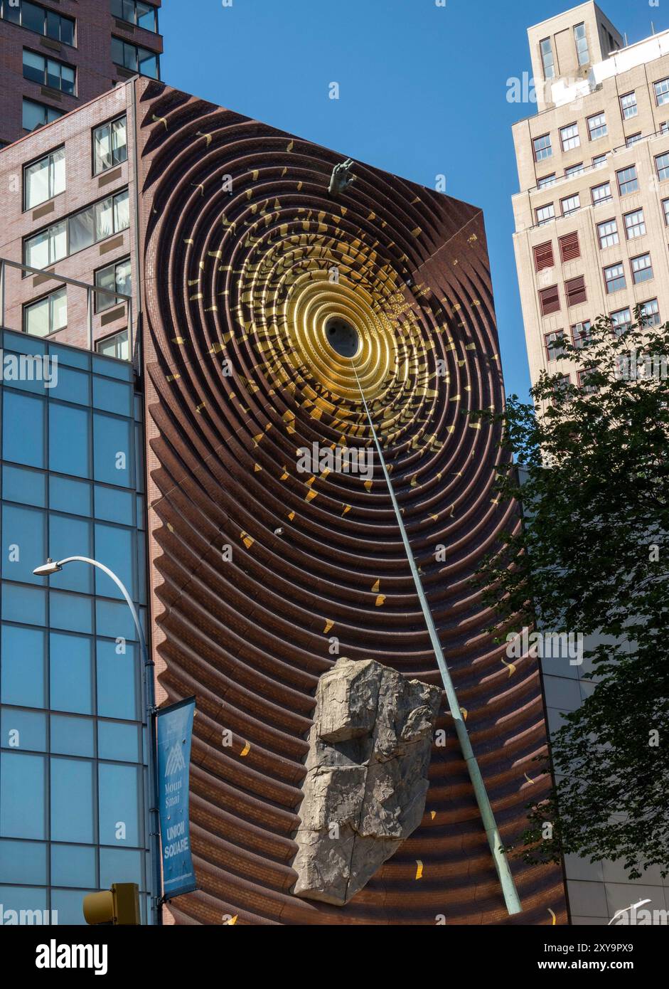 Die Klimauhr in der Nähe des Union Square zählt die Zeit, die die Welt 2030 CO2-neutral erreichen sollte, in New York City, USA, 2024 Stockfoto