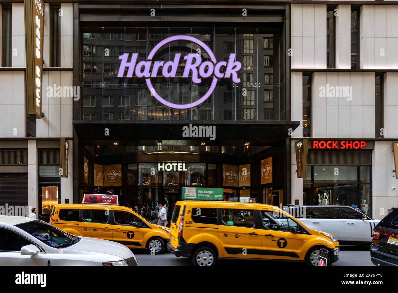 Das Hard Rock Hotel ist ein luxuriöses Reiseziel am Times Square, 2024, New York City, USA Stockfoto