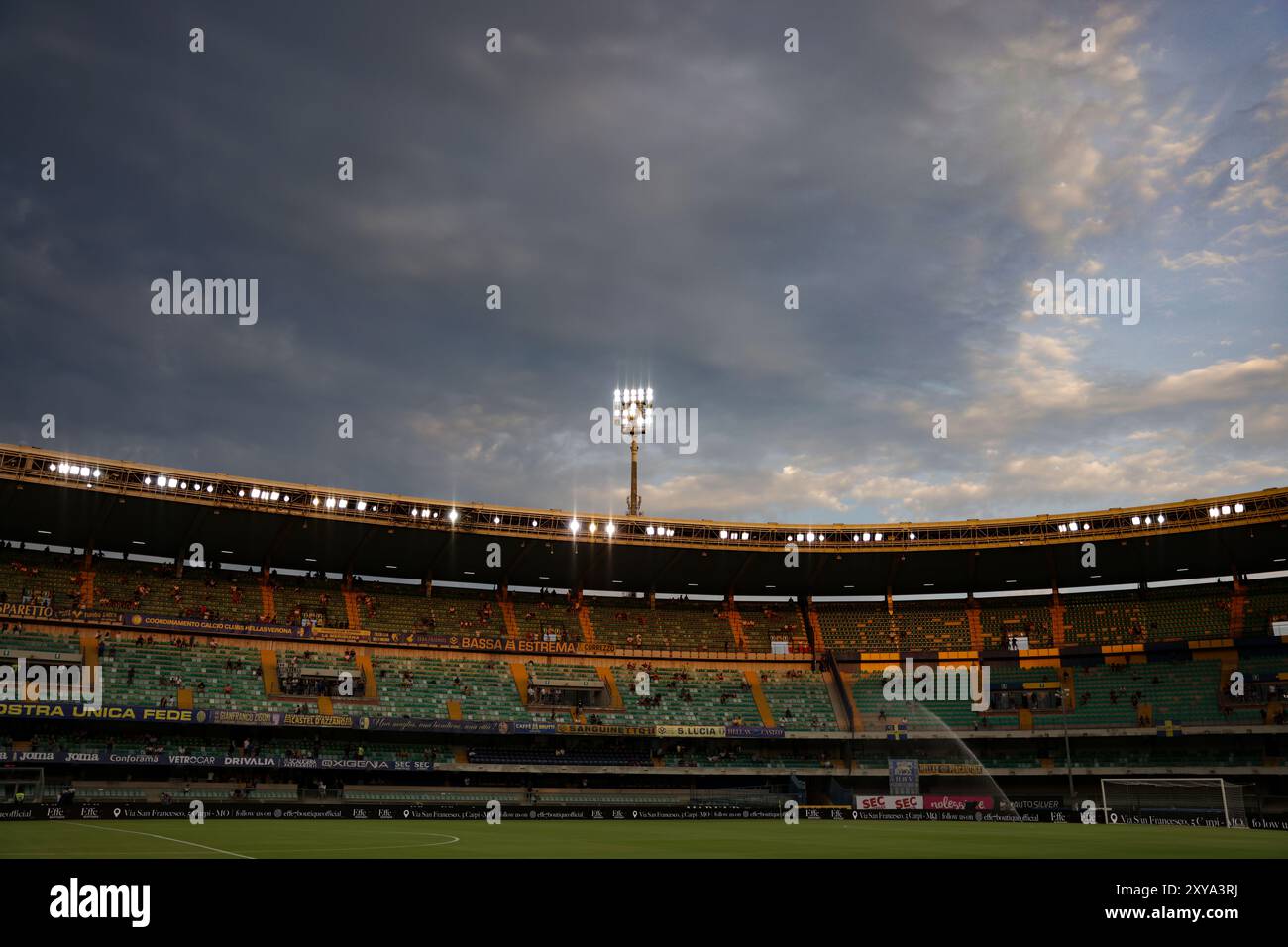 Verona, Italien. August 2024. Ein allgemeiner Blick auf das Stadion vor dem Spiel der Serie A im Stadio Marc'Antonio Bentegodi, Verona. Der Bildnachweis sollte lauten: Jonathan Moscrop/Sportimage Credit: Sportimage Ltd/Alamy Live News Stockfoto