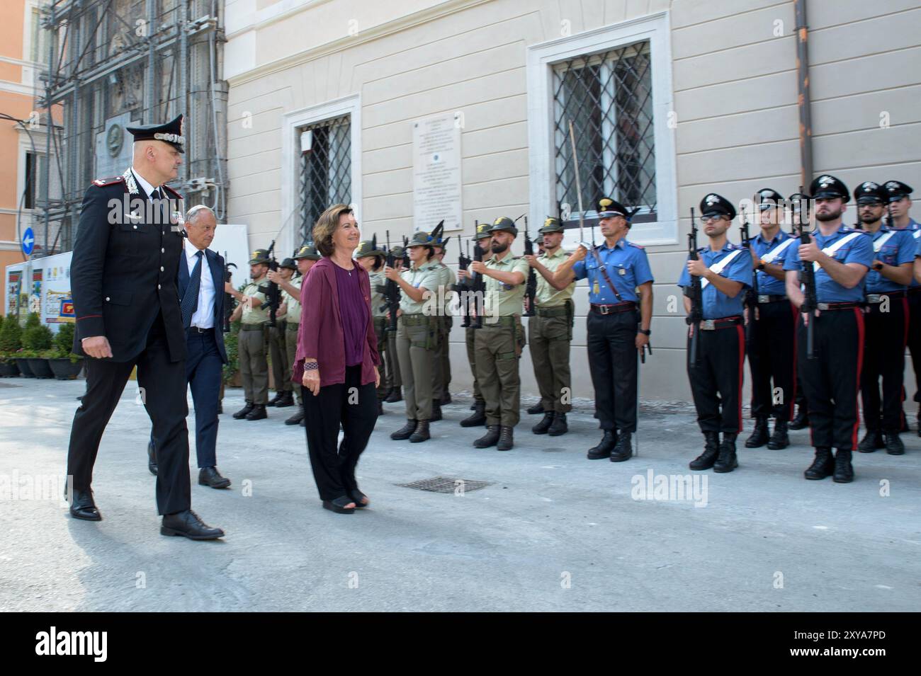 28. August 2024, L’aquila, Italien: EUGENIA MARIA ROCCELLA (C), Ministerin für Chancengleichheit und Familie, und General ANTONIO NEOSI (L), Kommandeur der Legion Abruzzen und Molise Carabinieri, überprüfen eine Darstellung der Streitkräfte und der Polizeikräfte vor Beginn der Bullenprozession anlässlich der Begnadigung der Celestiner in L’Aquila. Die Celestinische Begnadigung ist eine historisch-religiöse Veranstaltung, die jährlich am 28. Und 29. August in L’Aquila stattfindet und 1294 von Papst Celestinus V. mit der Herausgabe der päpstlichen Bulle Inter sanctorum solemnia (Stier von Pardon), wi, gegründet wurde Stockfoto