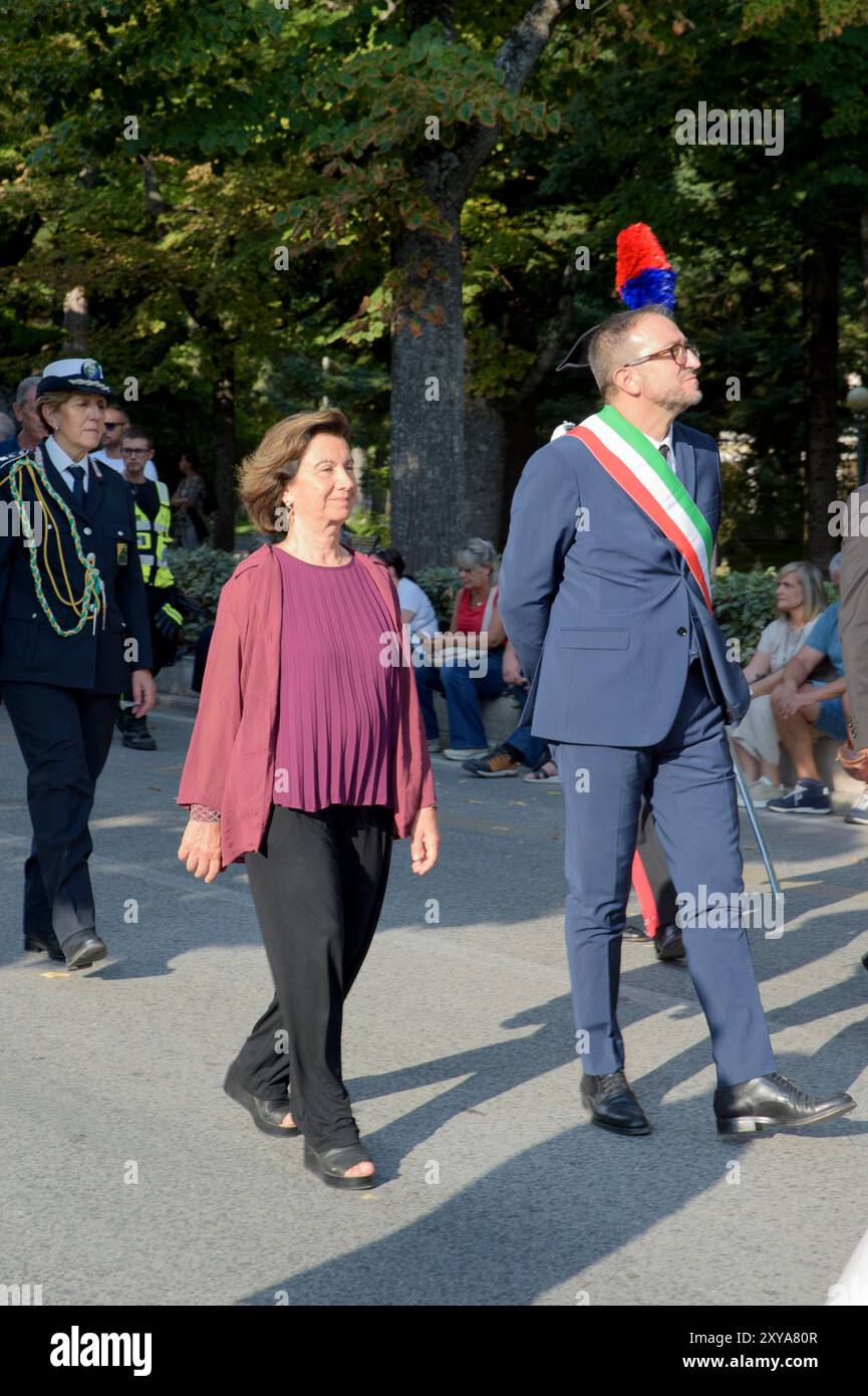 28. August 2024, L'aquila, Italien: EUGENIA MARIA ROCCELLA (L), Ministerin für Chancengleichheit und Familie und Bürgermeister von L'Aquila PIERLUIGI BIONDI (R) während der Bullenprozession anlässlich der Begnadigung der Celestiner in L'Aquila. Die Celestinische Begnadigung ist eine historisch-religiöse Veranstaltung, die jedes Jahr am 28. Und 29. August in L’Aquila stattfindet und 1294 von Papst Celestinus V. mit der Herausgabe der päpstlichen Bulle Inter sanctorum solemnia (die Bulle von Pardon) gegründet wurde, mit der er allen, die gestanden und die Kommunion empfangen haben, Ablass im Plenum gewährte Stockfoto