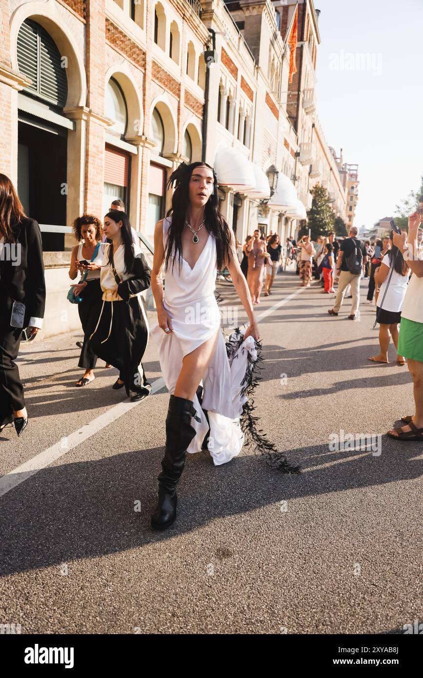 Lido di Venezia, Celebrity Sightings - Amy Jackson und Alberta Ferretti beim 81. Internationalen Filmfestival von Venedig. Im Bild: Mariacarla Boscono verlässt das Hotel Excelsior Venice, um zum BeetleJuice Film Roter Teppich BeetleJuice zu gehen Stockfoto