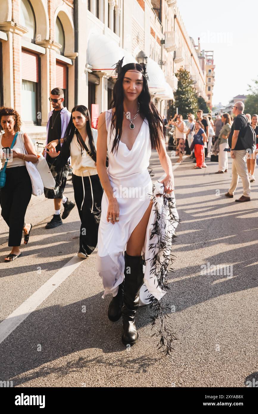 Lido di Venezia, Celebrity Sightings - Amy Jackson und Alberta Ferretti beim 81. Internationalen Filmfestival von Venedig. Im Bild: Mariacarla Boscono verlässt das Hotel Excelsior Venice, um zum BeetleJuice Film Roter Teppich BeetleJuice zu gehen Stockfoto