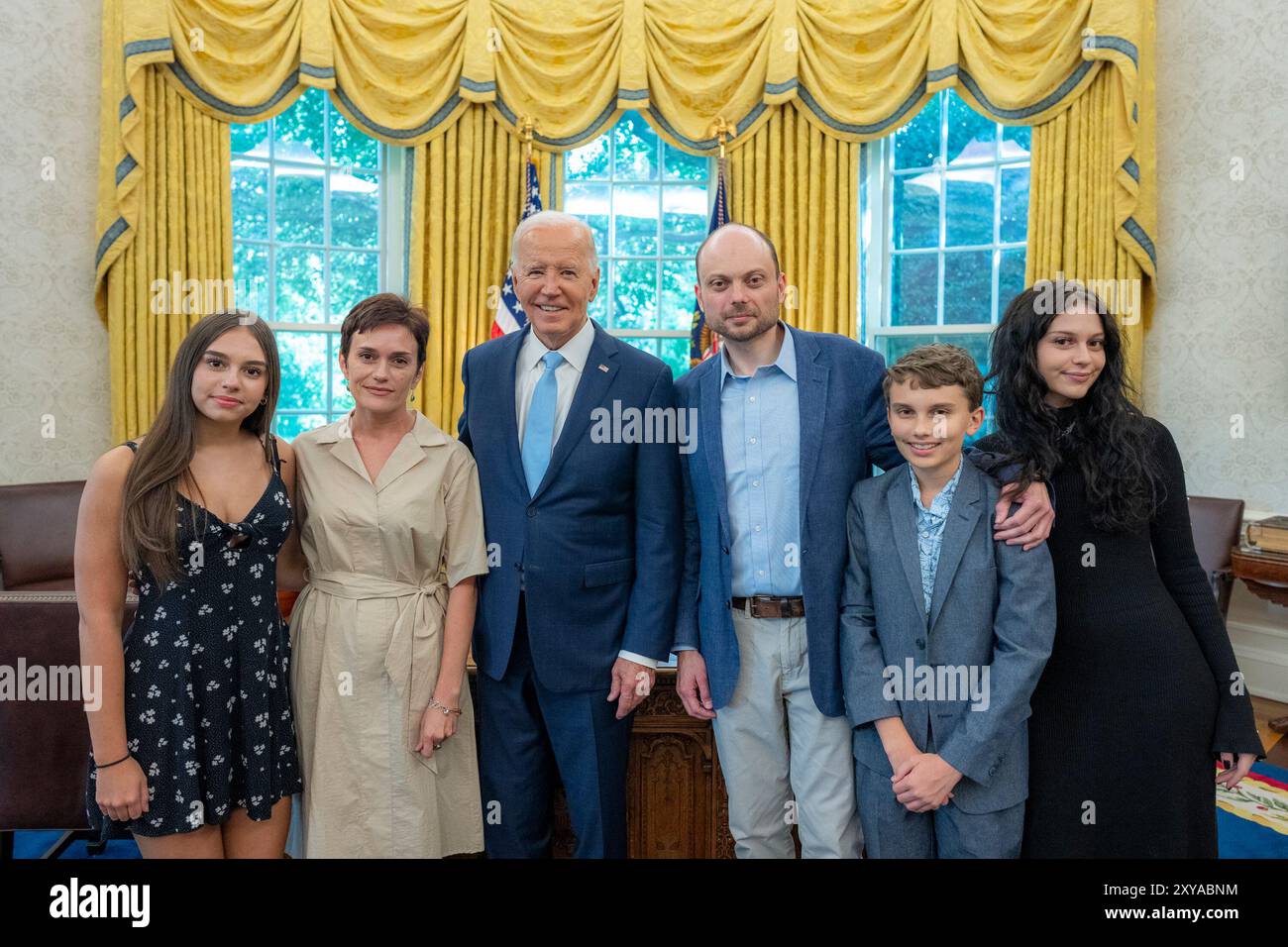 Washington, DC, USA. August 2024. Präsident Joe Biden trifft sich am Donnerstag, den 15. August 2024, mit Vladimir Kara-Murza und seiner Familie im Oval Office des Weißen Hauses. (Foto von Oliver Contreras) (Foto: © White House/ZUMA Press Wire) NUR REDAKTIONELLE VERWENDUNG! Nicht für kommerzielle ZWECKE! Stockfoto