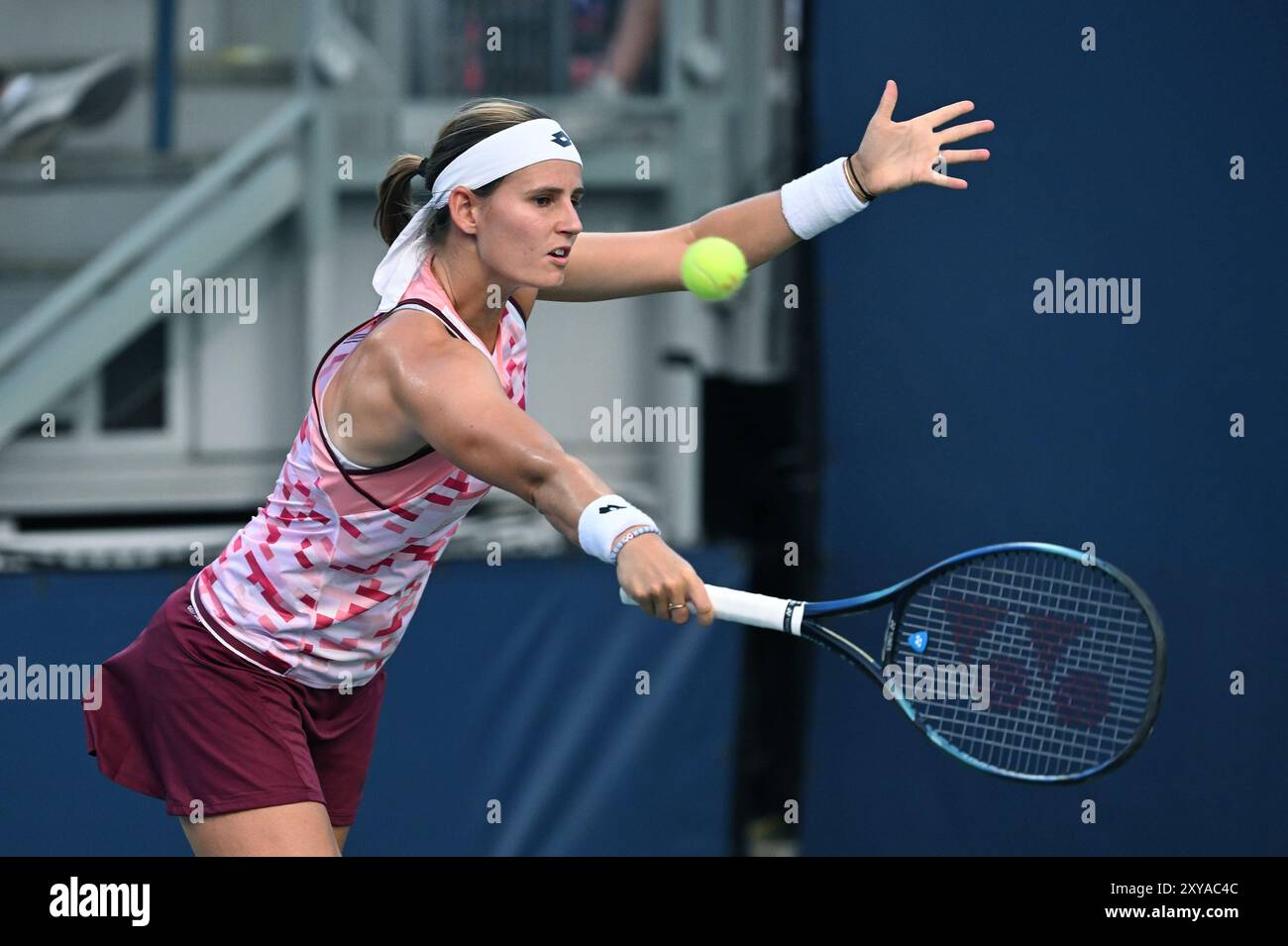 New York, USA. August 2024. Greet Minnen aus Belgien spielt gegen Donna Vekic von Kroatisch im Women' Singles Round 2 des U.S. Open Tennis Turniers im USTA Billie Jean King National Tennis Center, New York, NY, 28. August 2024. (Foto: Anthony Behar/SIPA USA) Credit: Belga News Agency/Alamy Live News Stockfoto