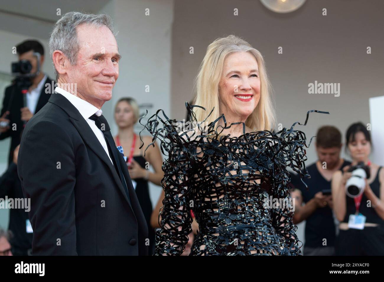 Venedig, Italien. August 2024. Bo Welch und Catherine O'Hara nehmen am 28. August 2024 an der Premiere von Beetlejuice Beetlejuice Teil, während der Eröffnungsnacht des 81. Internationalen Filmfestivals von Venedig im Palazzo del Cinema on the Lido in Venedig, Italien. Quelle: dpa/Alamy Live News Stockfoto